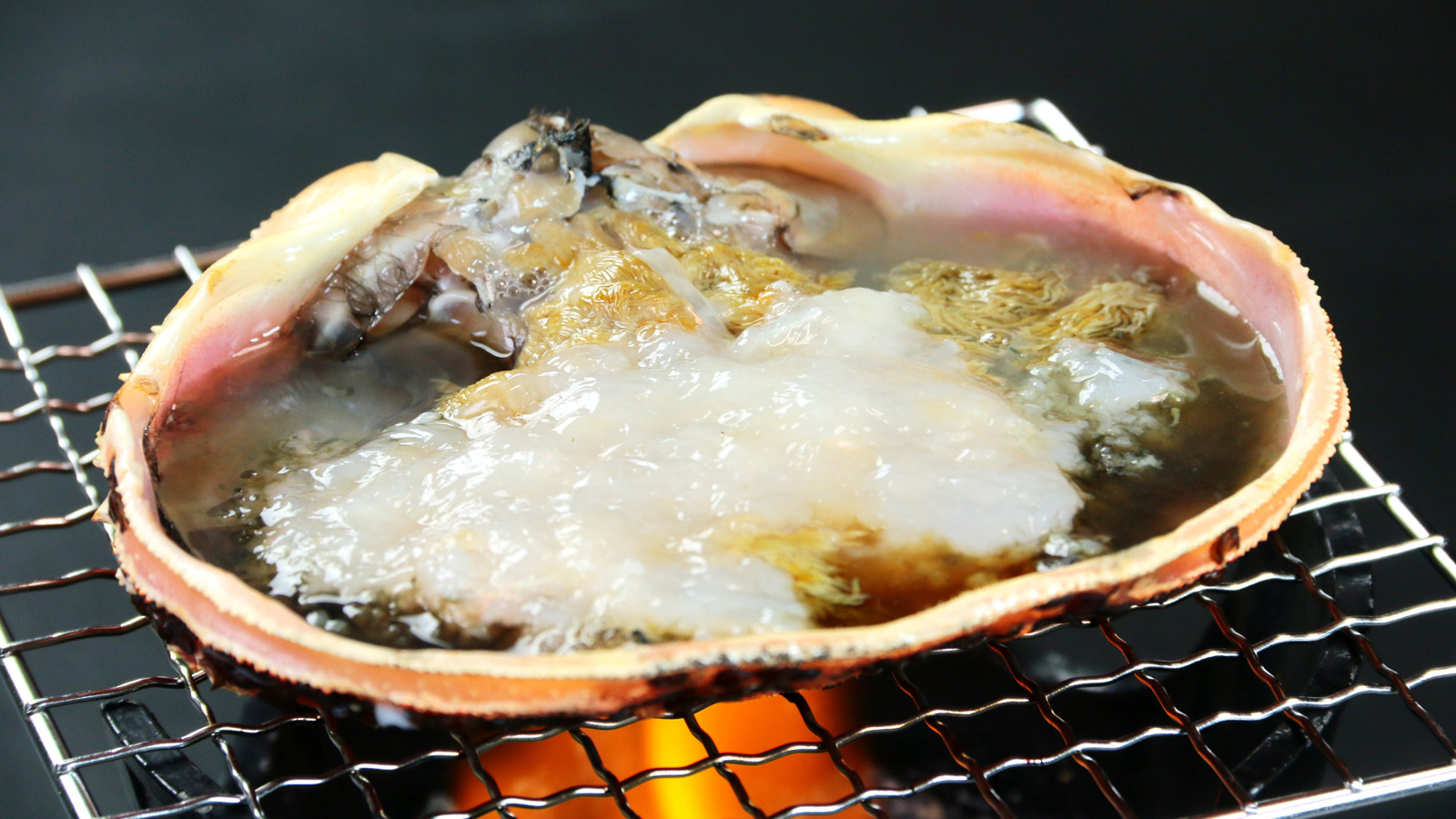 昔から変わらない、松喜特製カニの身を入れた甲羅焼き。これが美味しいんです。