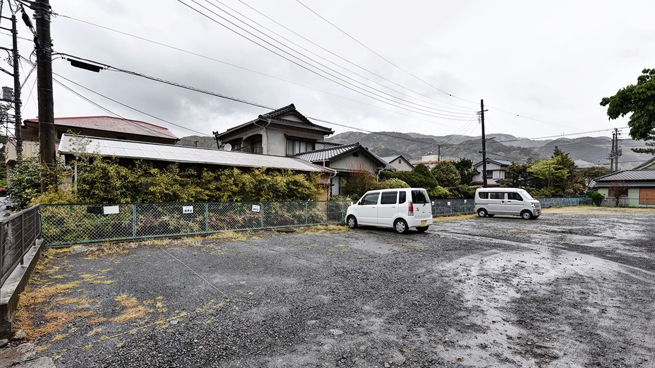 *駐車場11台完備。夏期シーズンのみ駐車料1台につき1，000円頂きます。