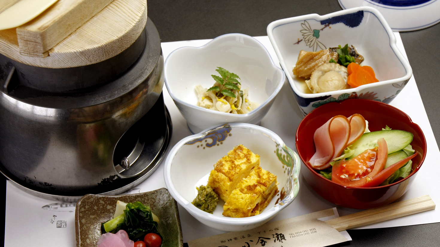 【朝食一例】旬の具入りのホカホカ釜飯など、純和風の朝ごはん