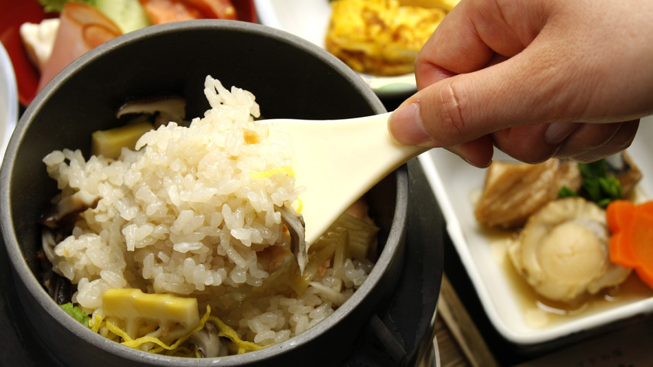 【朝食一例】山菜、たけのこ、きのこなど旬の具入りのホカホカ釜飯