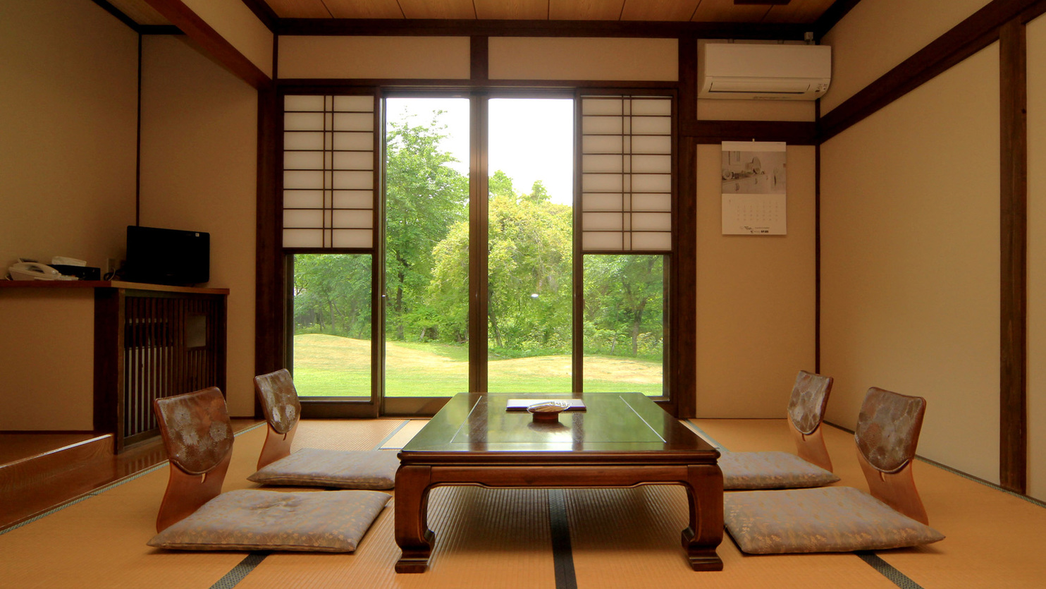 【客室一例10畳】四季折々の景色をお部屋から眺めてお寛ぎいただけます。