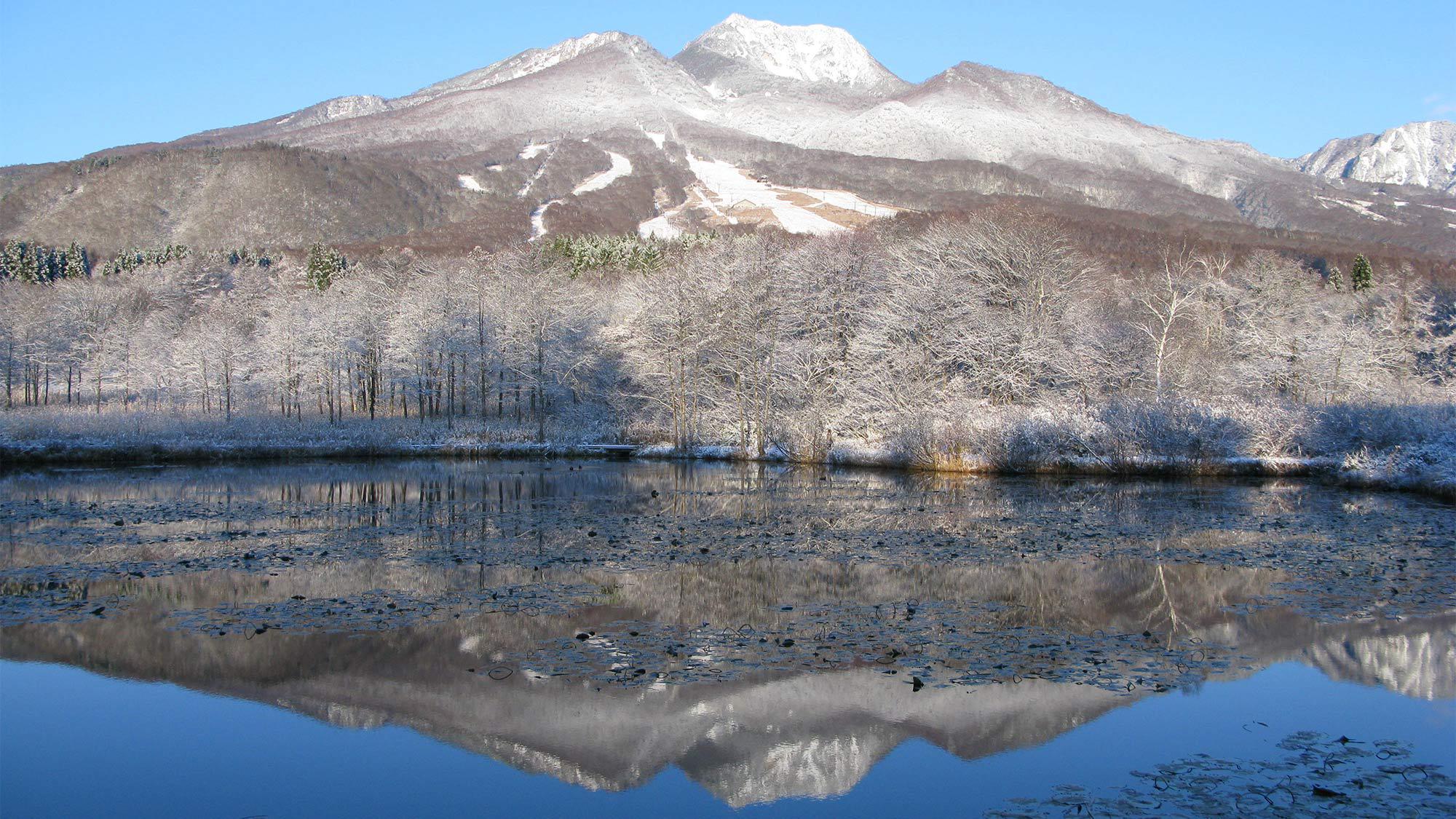 ・＜自然＞初冬 いもり池：初冬の頃には、まるで逆さ富士の様に鮮明に映る山々の姿を見ることができます
