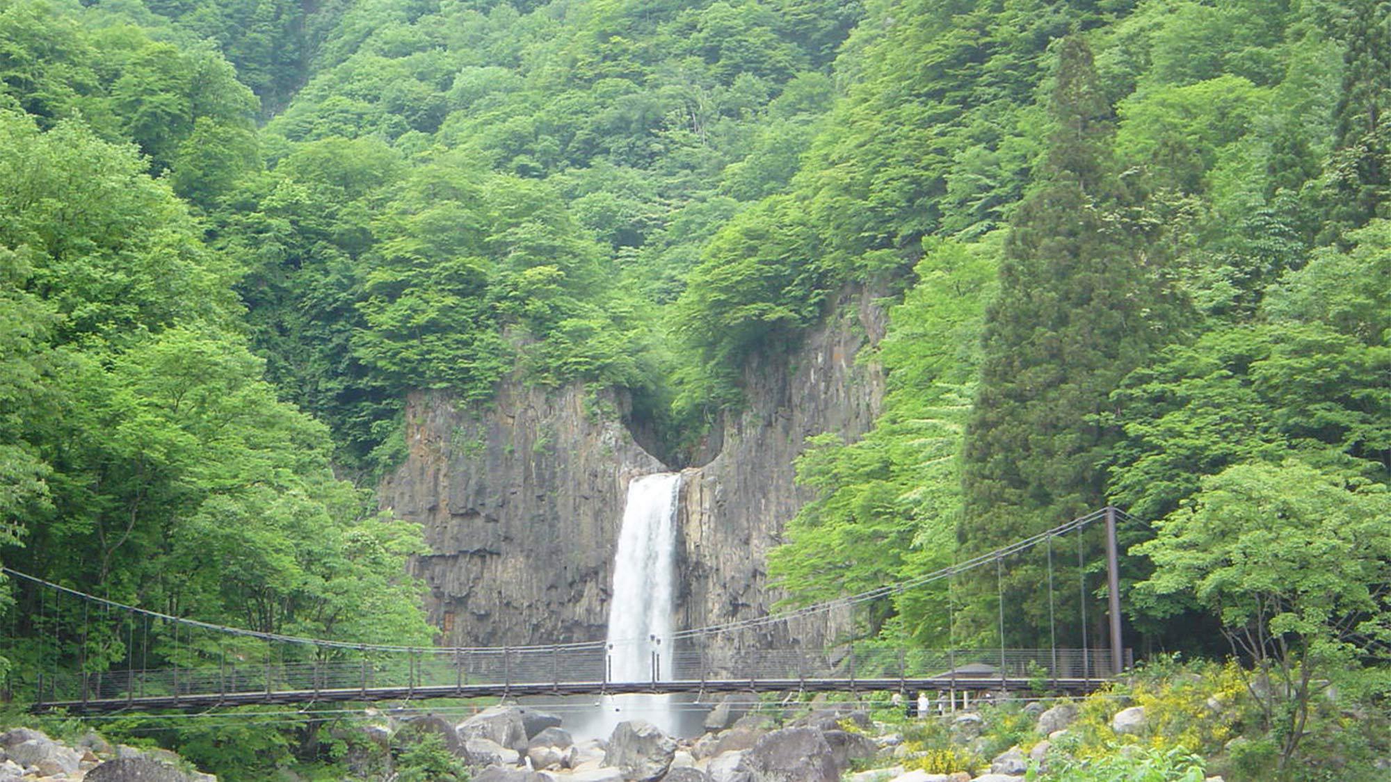 ・＜自然＞苗名滝（なえなたき）：「日本の滝百選」に選ばれた名瀑で、落差55ｍから落ちる水は圧巻です