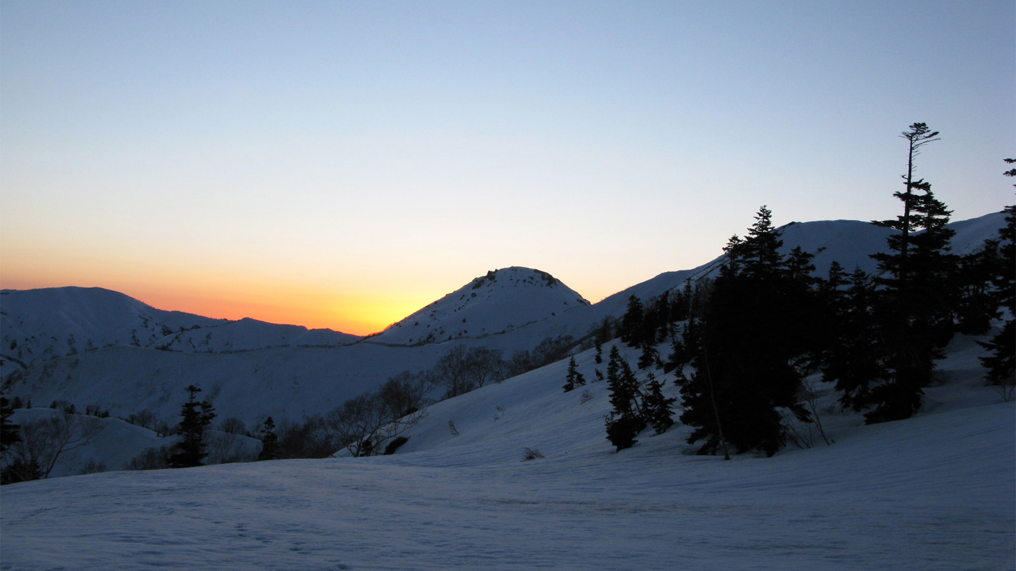 ・＜自然＞冬の時期は、雪の白さがオレンジの夕日を一層引き立てます