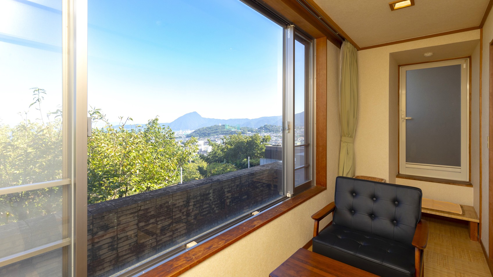 【本館２階】眺めのいい檜の半露天付和室「霧島」