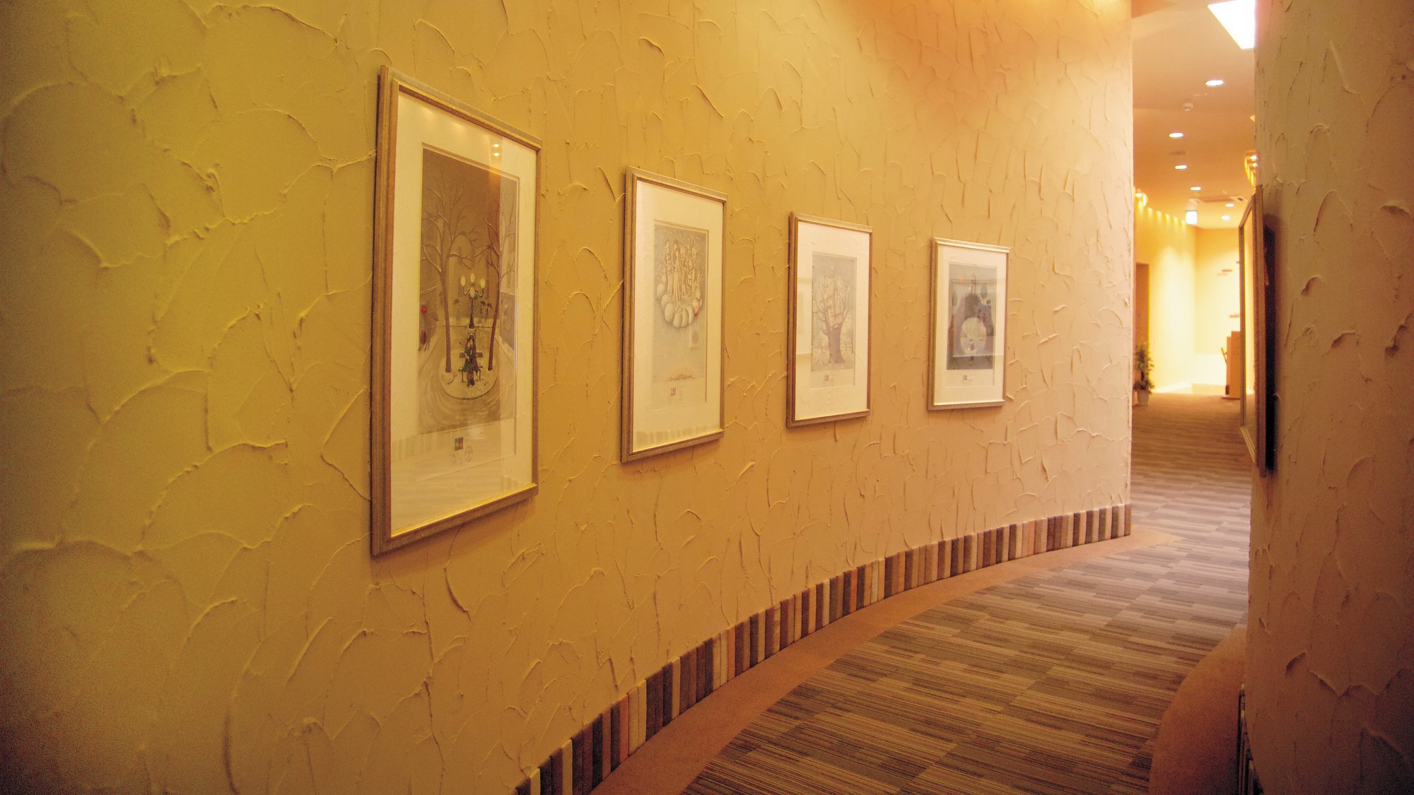 美術回廊「恋の散歩道」／フランス画家レイモン・ペイネの作品を展示しています。