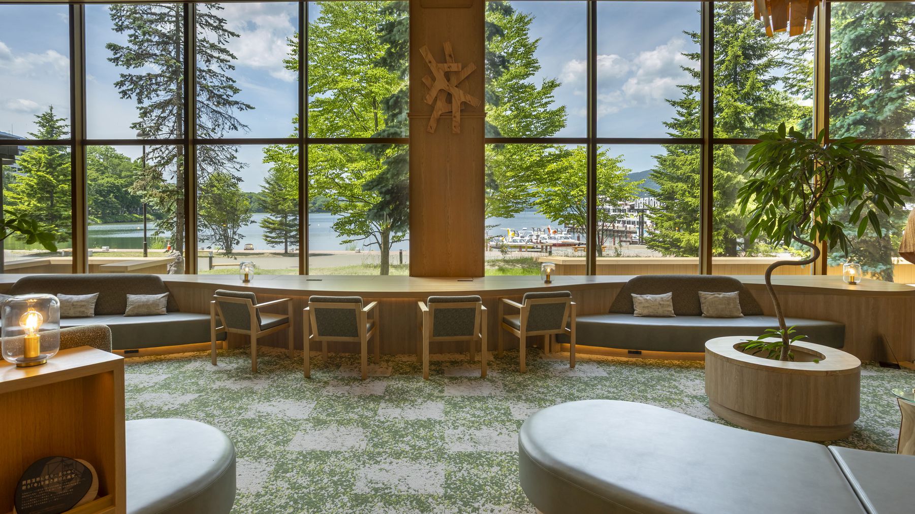 ロビー／大きな窓から阿寒湖を臨む明るい空間（イメージ）