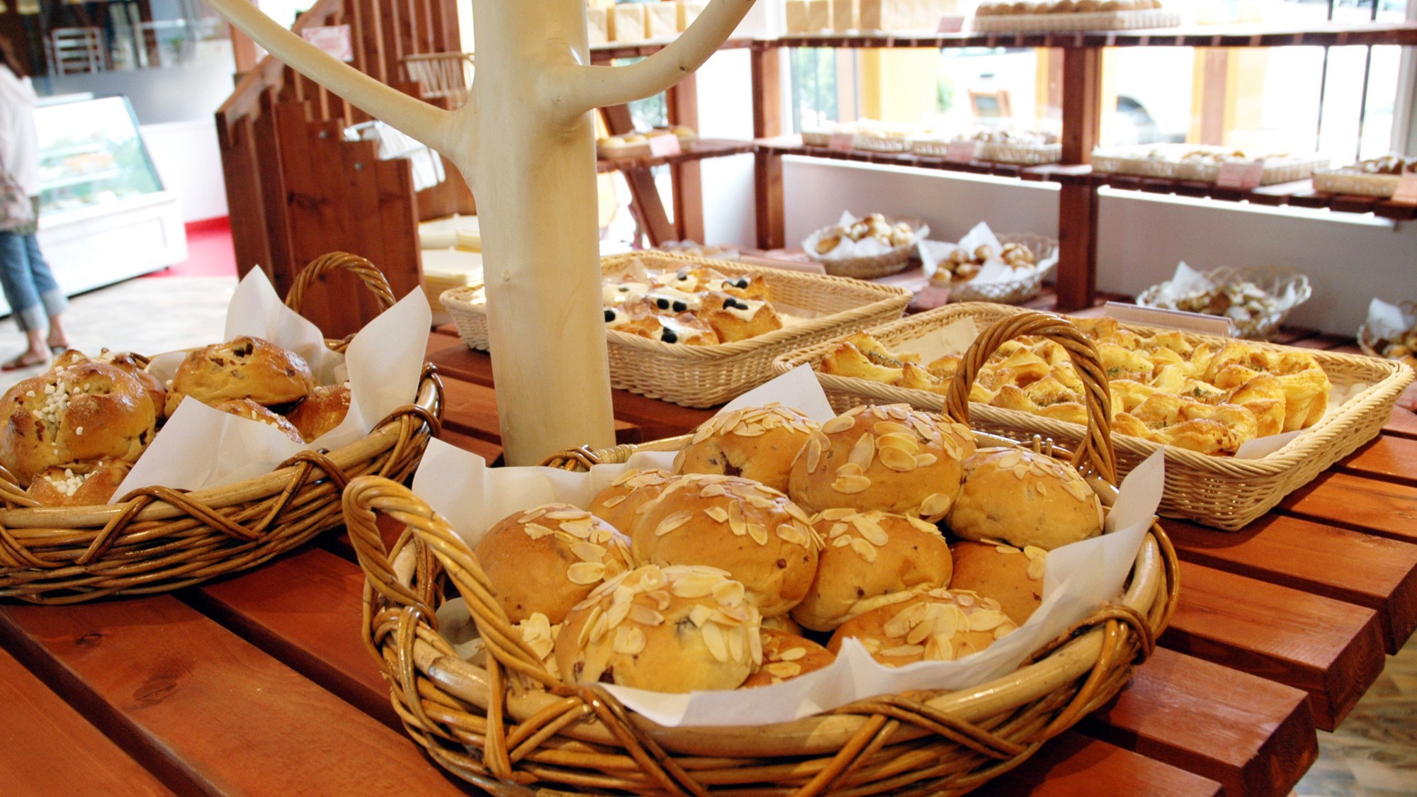 隣接のパン屋「Pan-de-Pan」／朝食バイキングのパンは「Pan-de-Pan」の焼きたてパン！