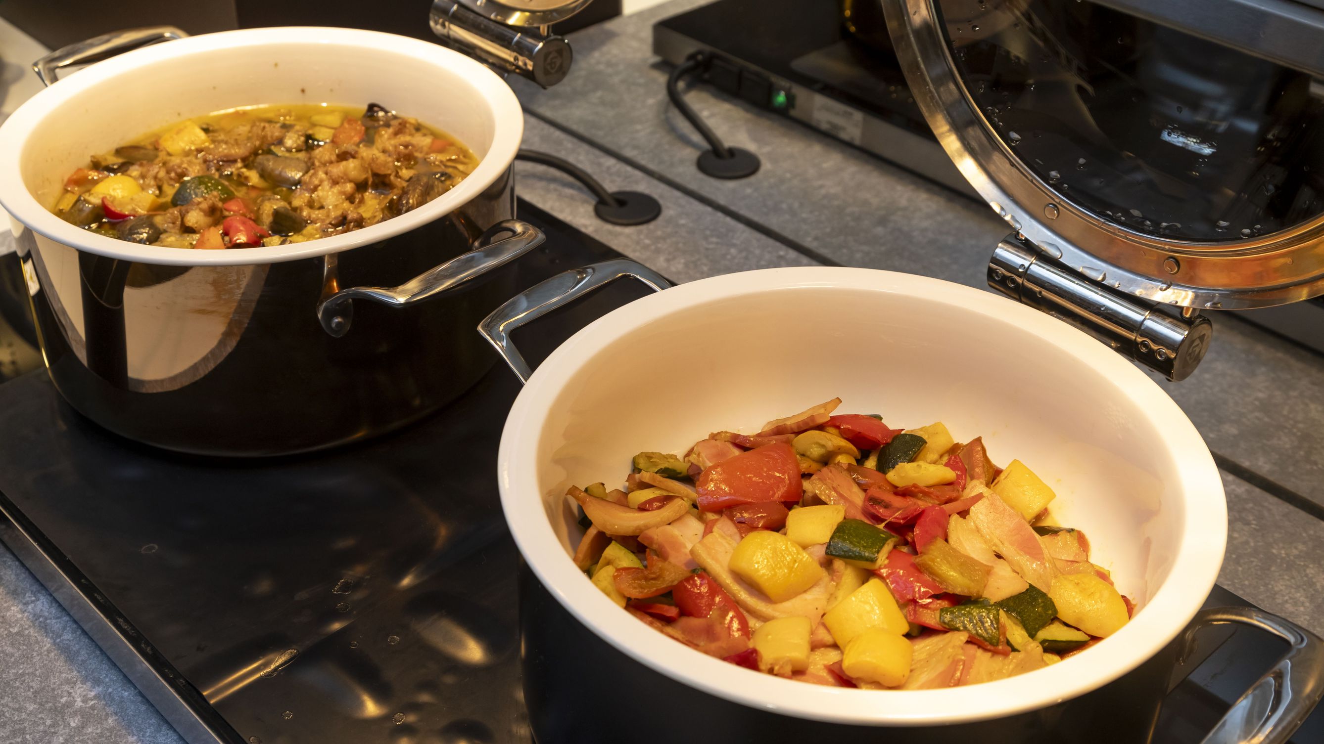 夕食ビュッフェ／温かい料理が並ぶビュッフェ（イメージ）