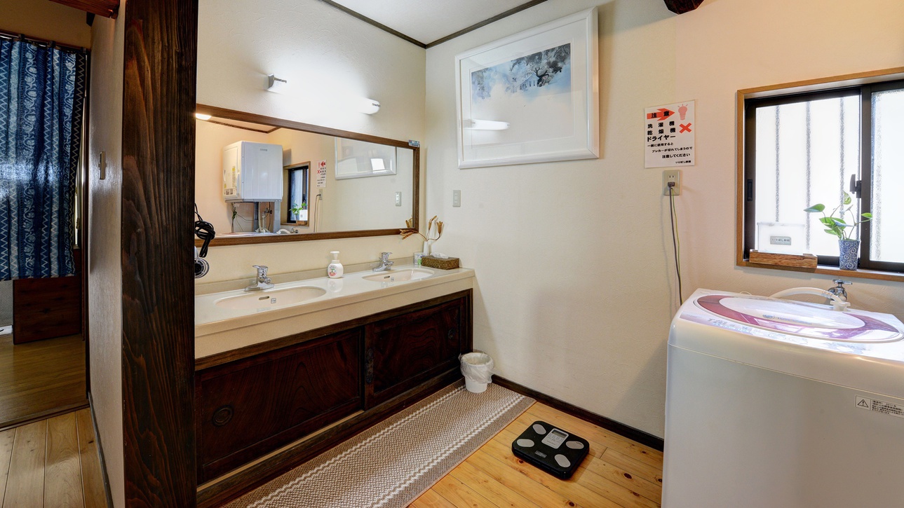*【風呂入口】清潔感ある手洗い場。大きな鏡で広々使えます。