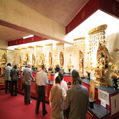 平和観音胎内めぐり