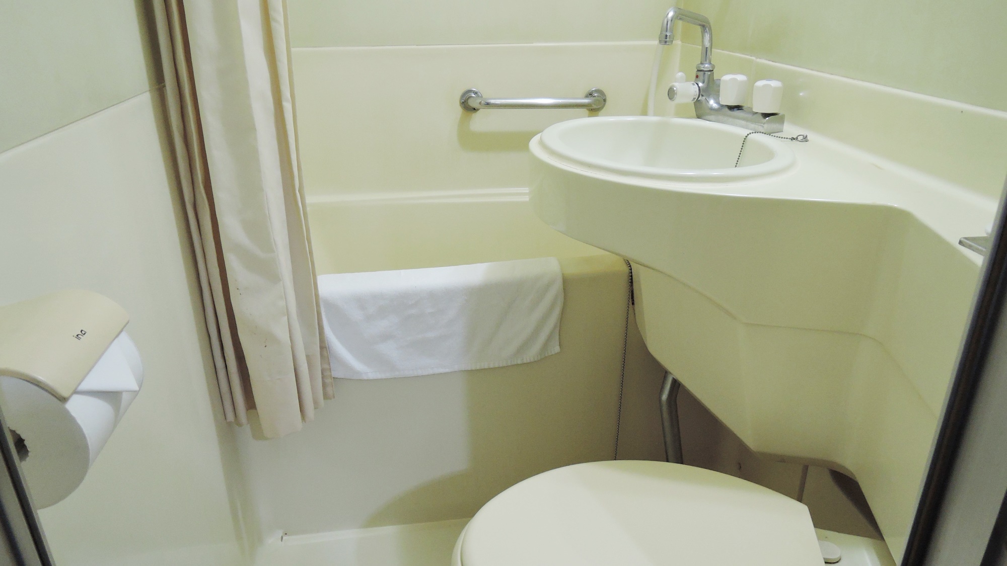 *客室一例／ユニットバス。タオル、バスタオル、石鹸はご用意しております。歯磨きセットはフロントにて。