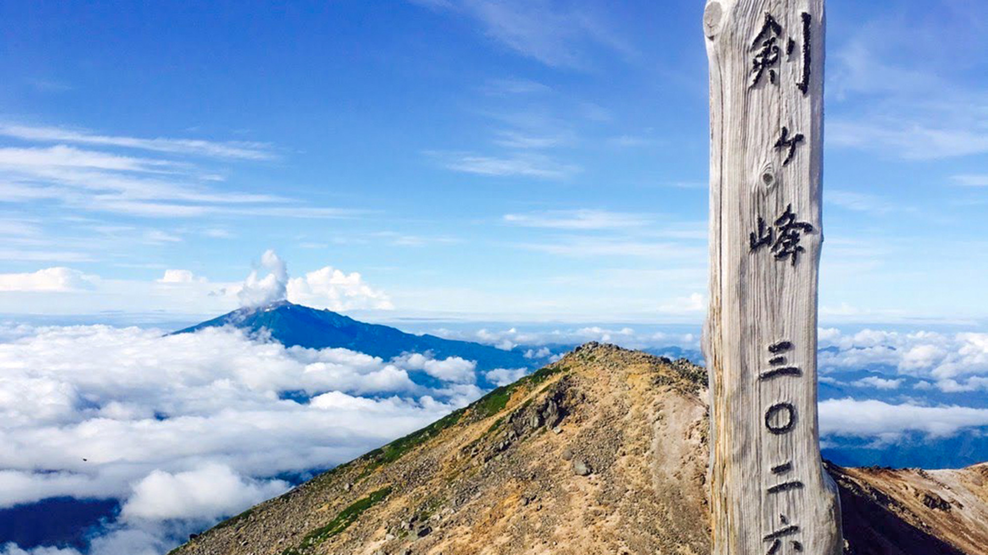 ・＜周辺＞乗鞍岳の主峰である剣ケ峰（けんがみね）。標高3026mは日本で19番目の高さです