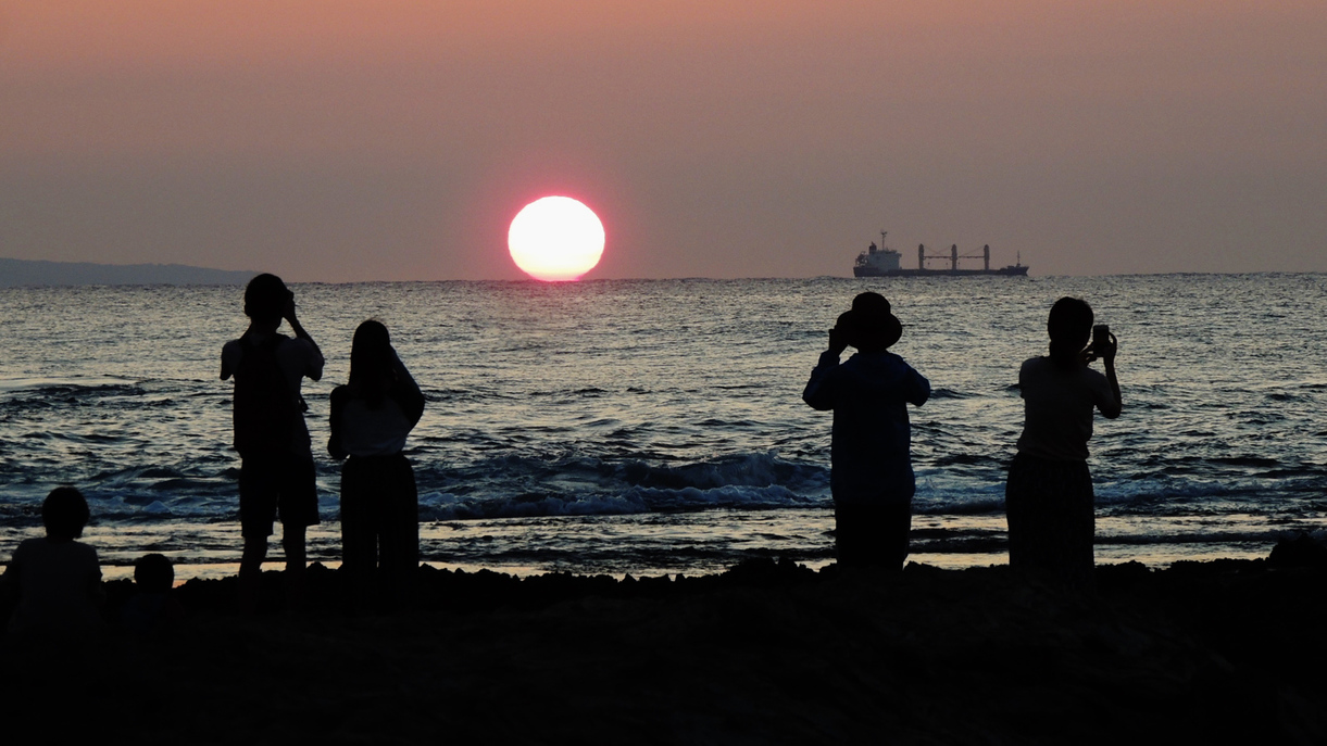 【観光スポット】春田浜の夕陽。美しい夕陽を見に、大勢の方が集まります。