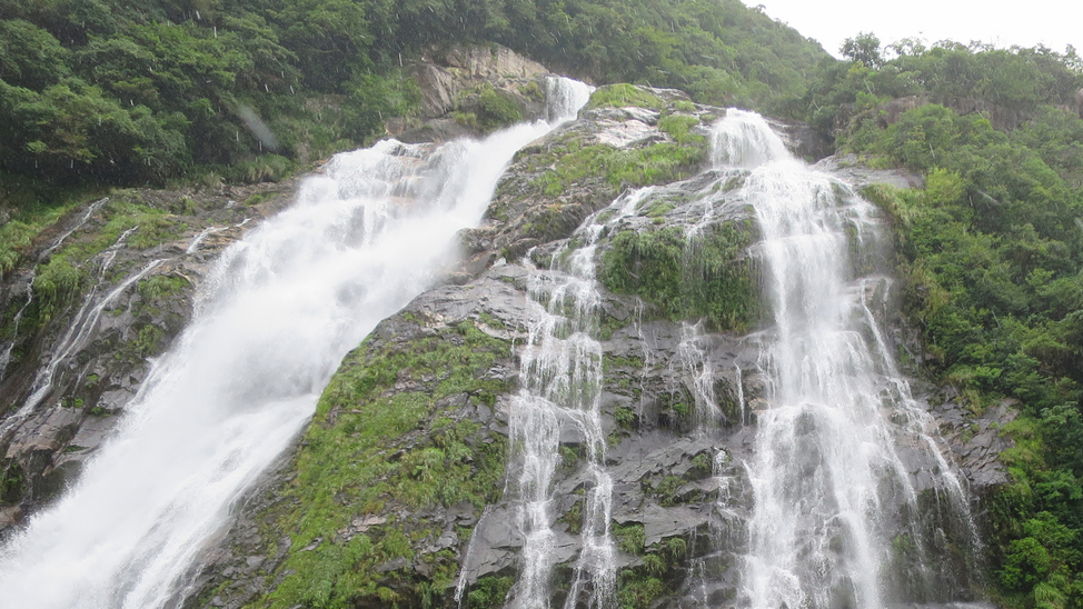 【観光スポット】大川の滝(車で約50分)。屋久島の中でも最大規模の滝は、涼をとるのに絶好のスポット！
