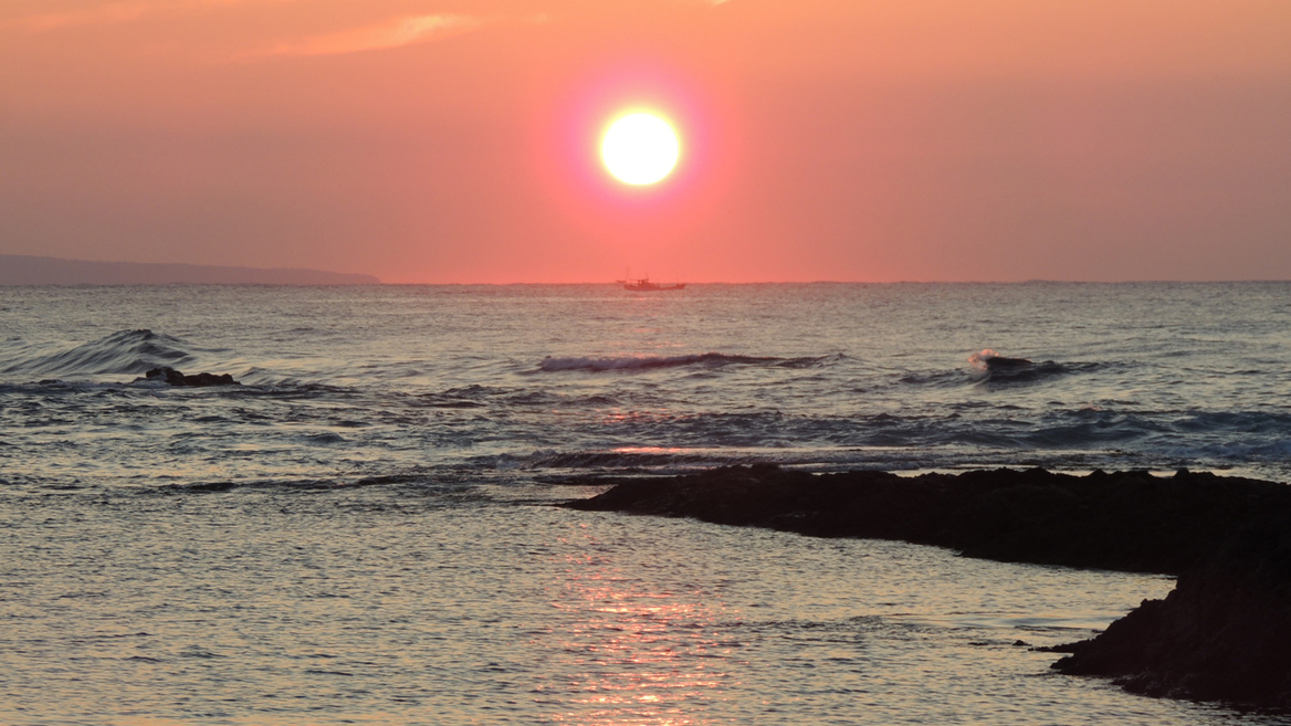 【観光スポット】春田浜の夕陽(車で５分)。素晴らしい夕陽を見ると心が洗われます。