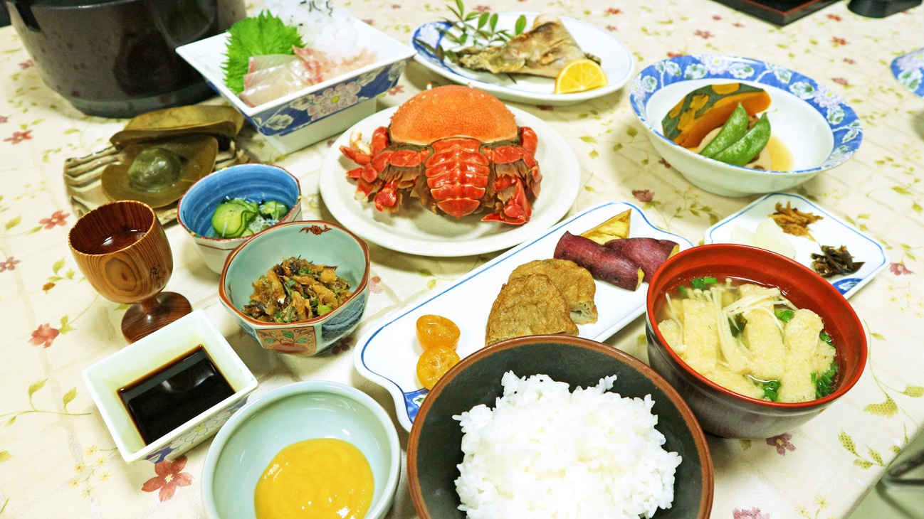 *【夕食一例】焼魚、お刺身など魚料理中心の料理。手作りデザート付き♪