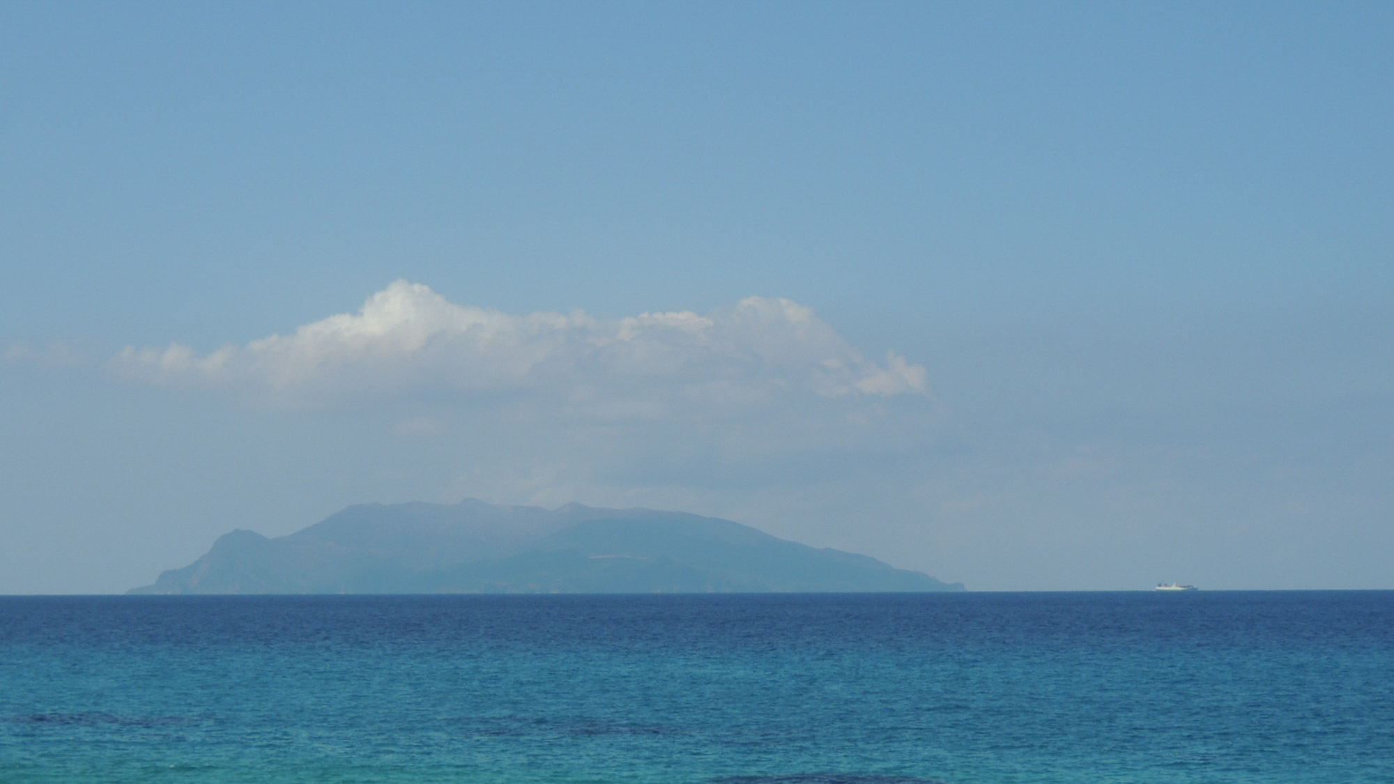 【景色】口永良部島が海の向こうに見えます。
