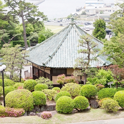 自然を感じる庭園に建つ六角堂