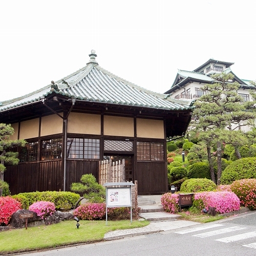 歴史と自然を感じる六角堂