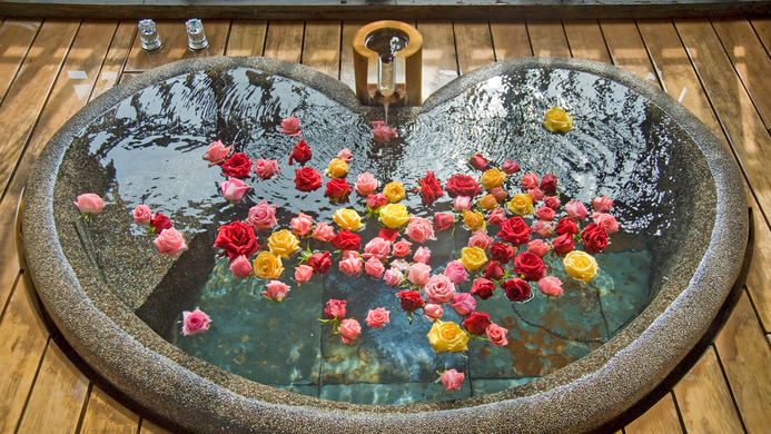 【花type】記念日にはかわいらしいハート型の内湯に、バラを浮かべてロマンチックな演出にするもの