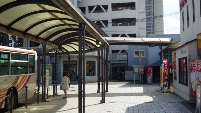 ロッテリアさんを通り過ぎて突き当りを左に曲がります。