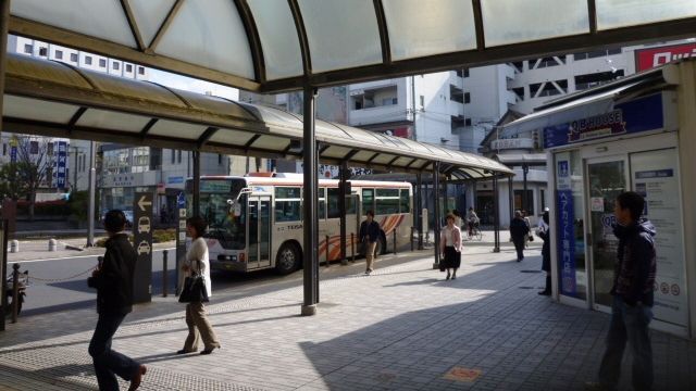 階段をおりたらそのまま道なりに進んでくださいませ。