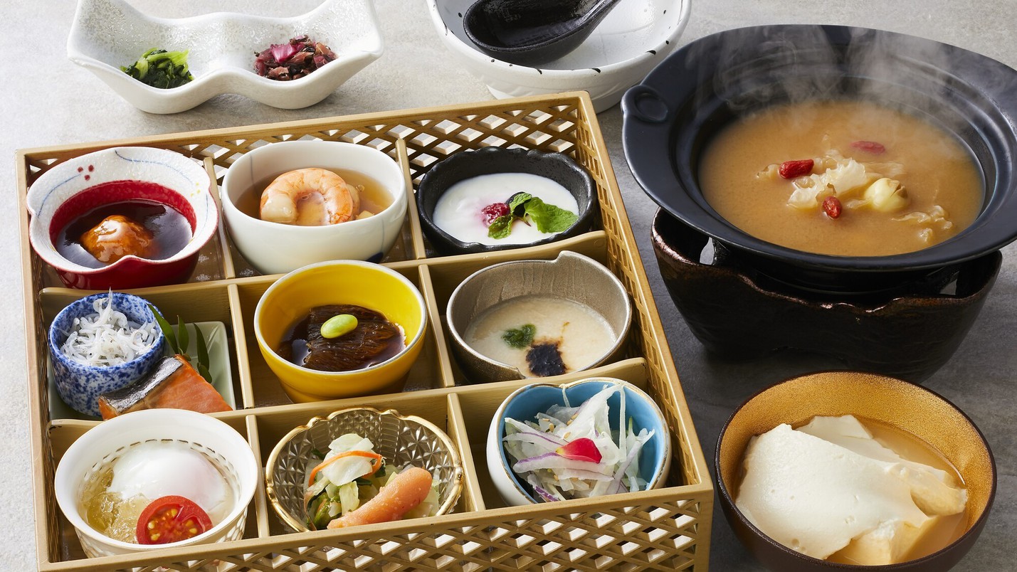 【朝食】お一人様ずつの和食膳をご用意しております。