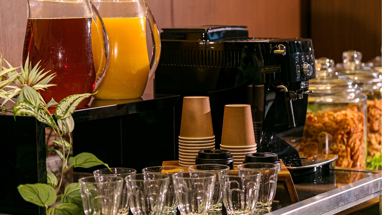 ウェルカムサービス：コーヒーマシーンによる挽きたてのコーヒー、オレンジジュース、ウーロン茶