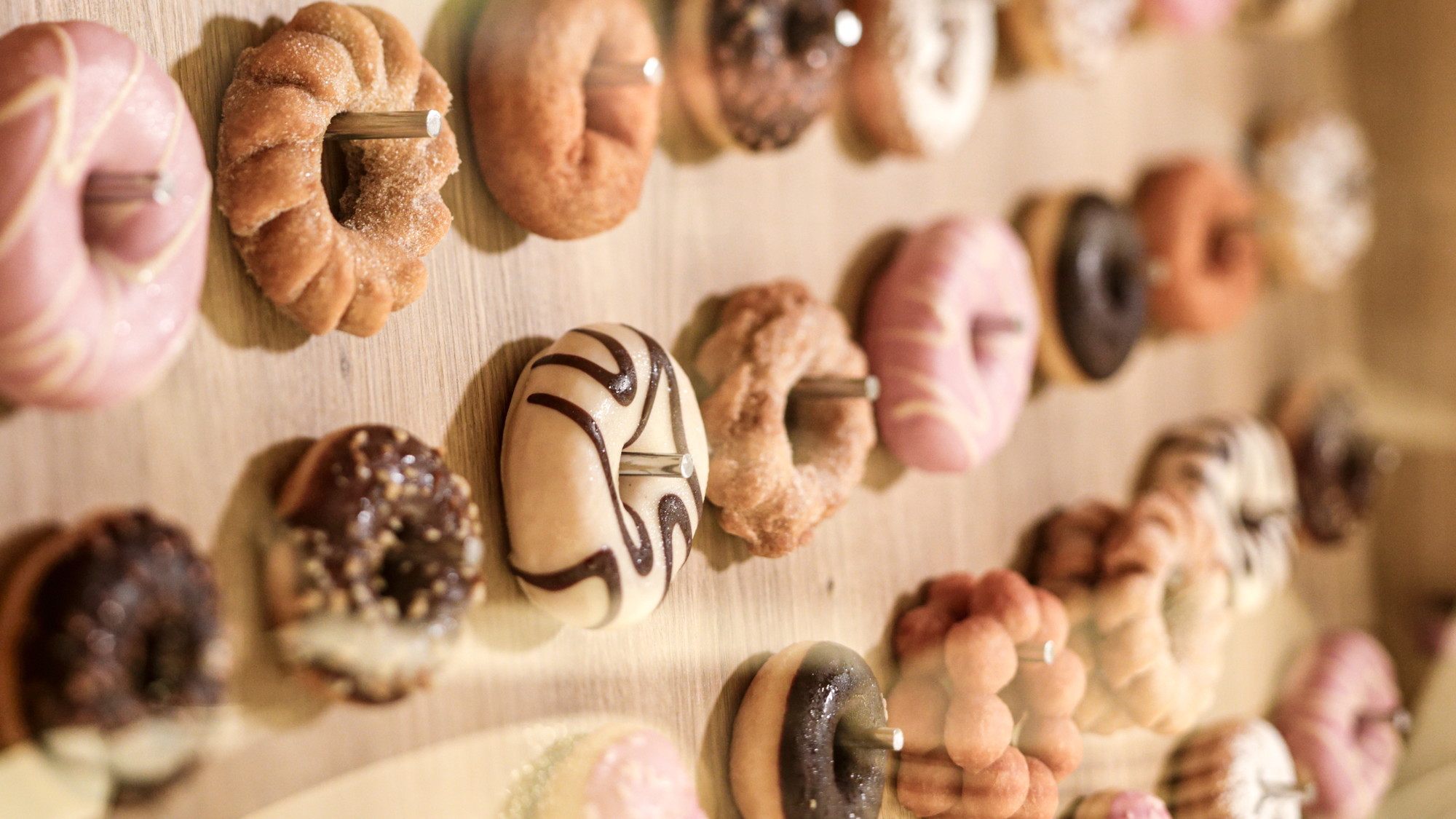 土日祝限定！ホテル朝食ブッフェのドーナッツウォール