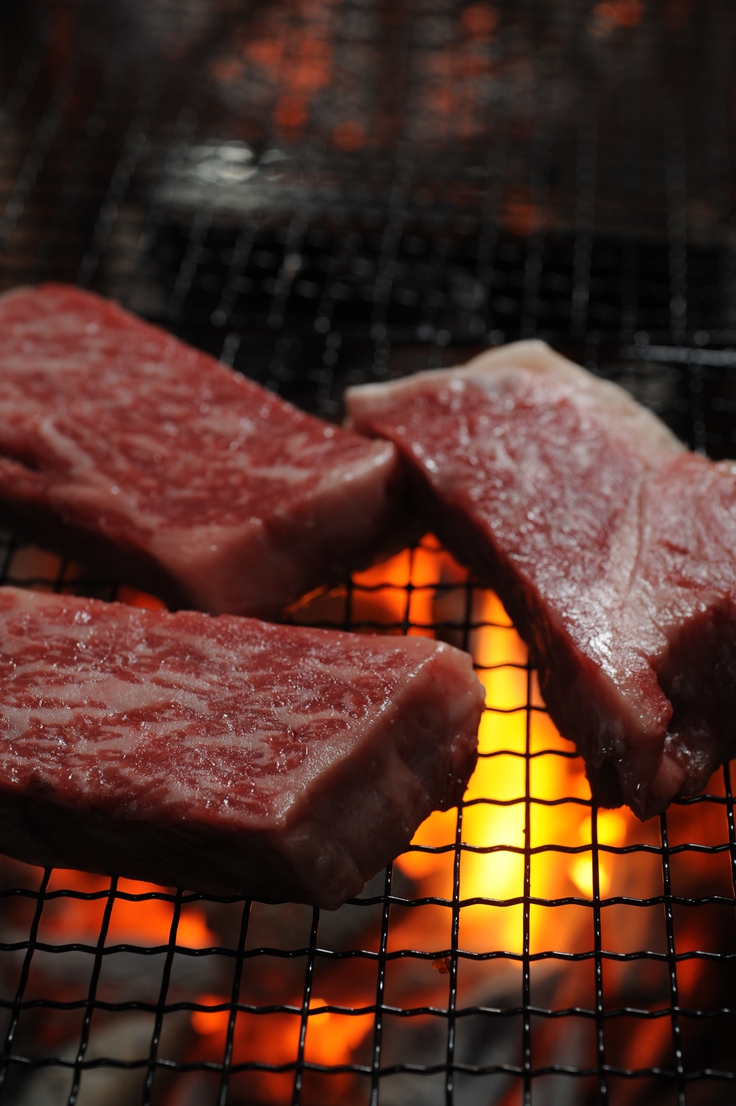 澄んだ空気と伏流水に恵まれた環境で育つ「鳥取和牛」は、甘みと軽やかさが特徴です。写真提供：鳥取県