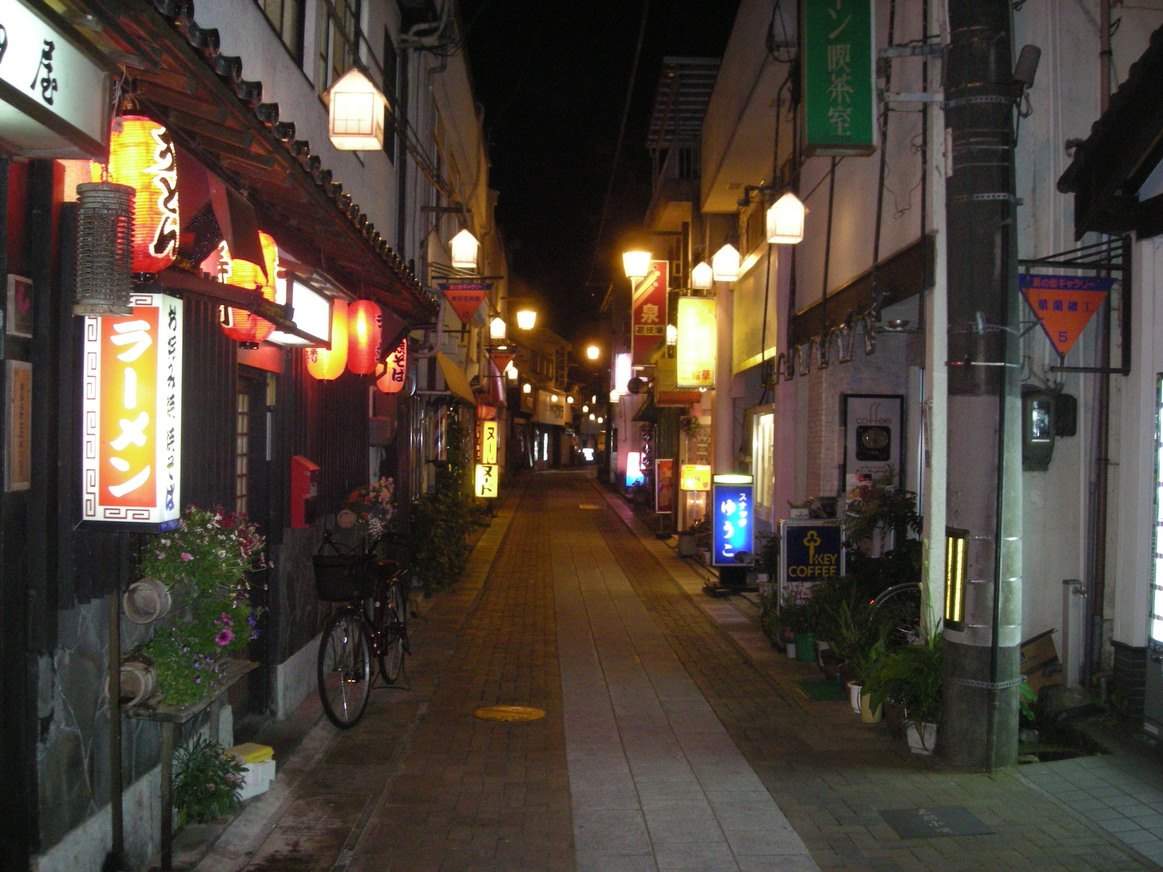 三朝のどこか懐かしい昔ながらの湯治場の雰囲気が漂う湯の町の風情に心もなごみます。写真提供：鳥取県