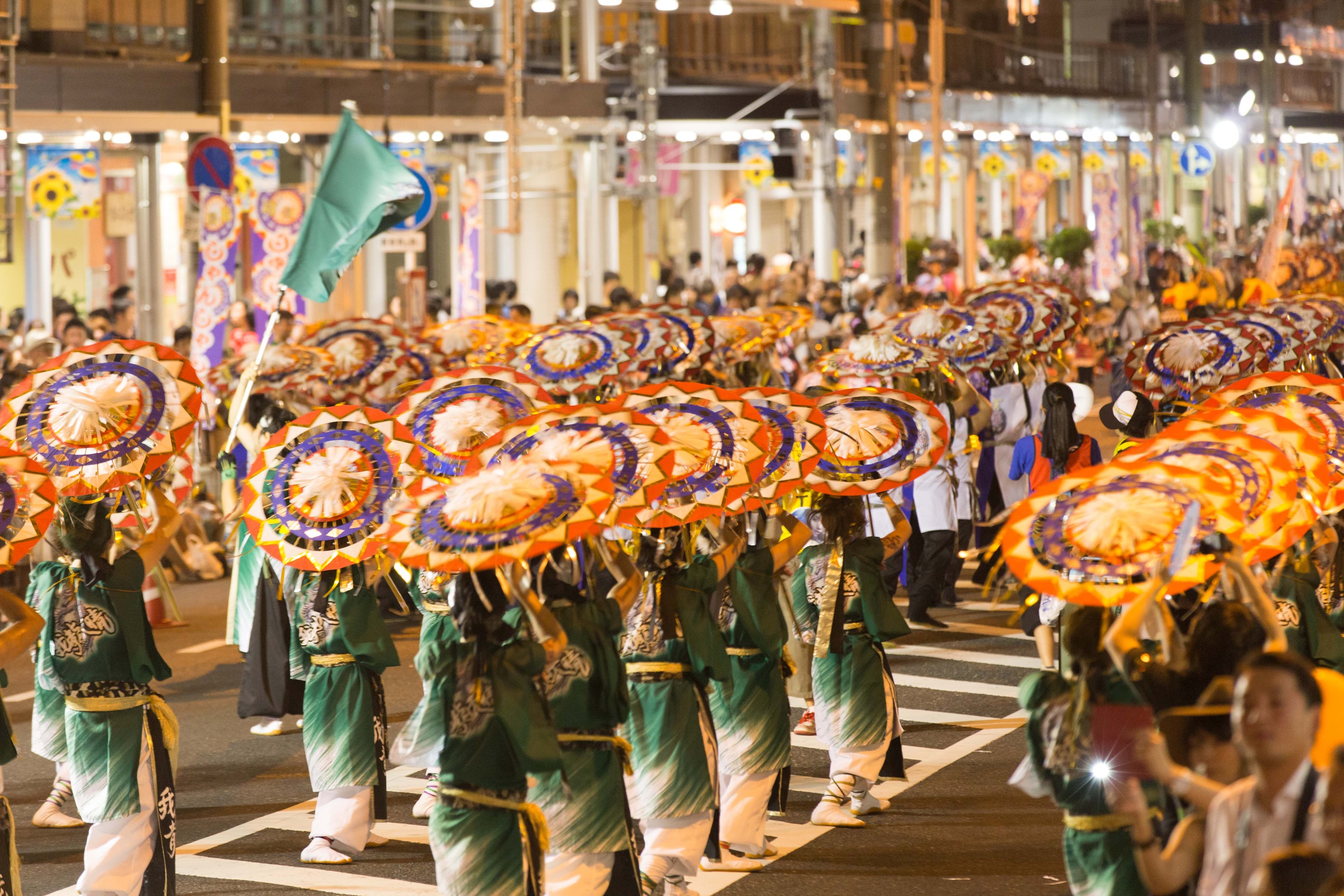 毎年8月に行われるしゃんしゃん祭り。鈴の音響く色彩豊かな傘で一斉に舞う姿は圧巻です。写真提供：鳥取県