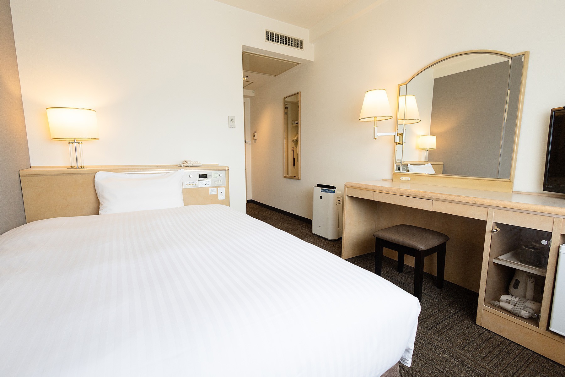 シングルルームベッドはゆったりダブルベッド140cm幅