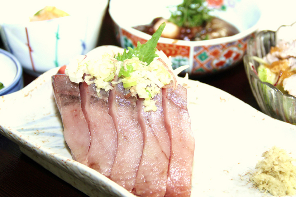 初夏の旬。宮城産・かつおのミョウガ薬味のせお刺身をメインとした夕食