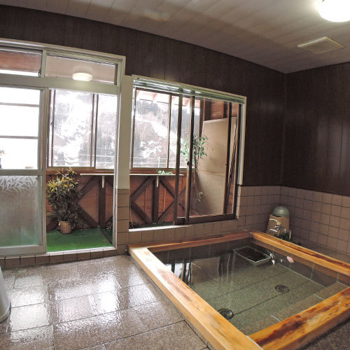 【お風呂】男女兼用の家族風呂（4〜5人程度）サイズの浴場が１箇所ございます。