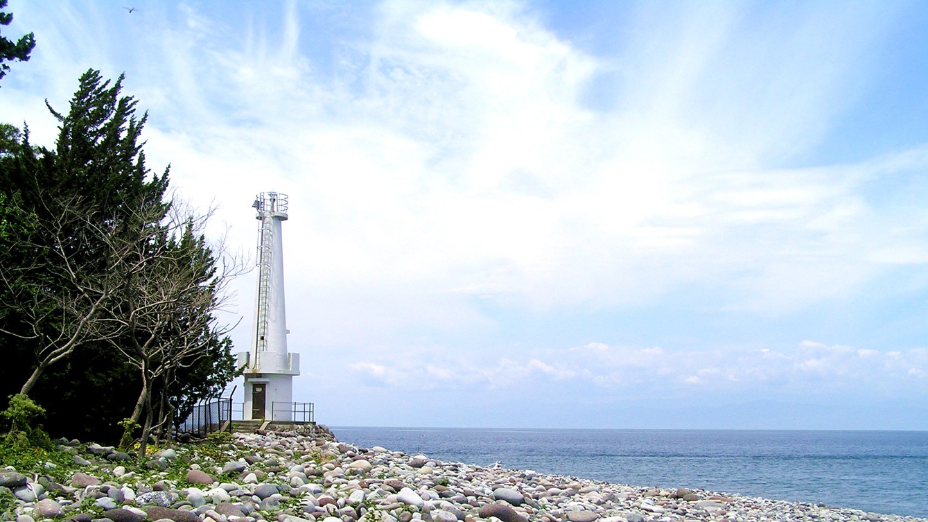 *大瀬崎／白い灯台の姿が美しい風景。はまゆうの群生地ともなっています。