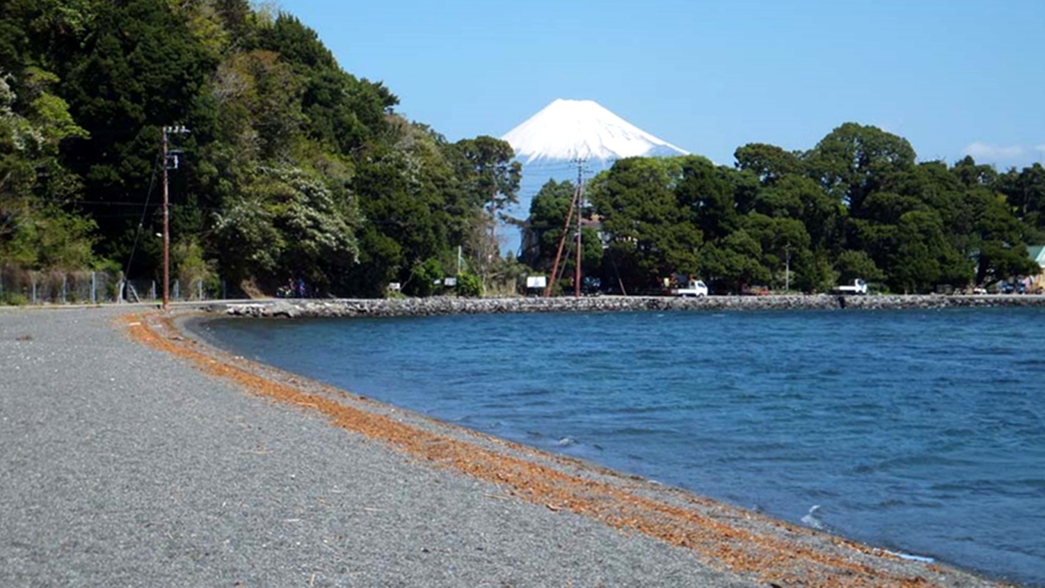 *大瀬崎からの絶景／青い空にくっきりと浮かぶ富士山。当館目の前の浜からは左側に眺められます！