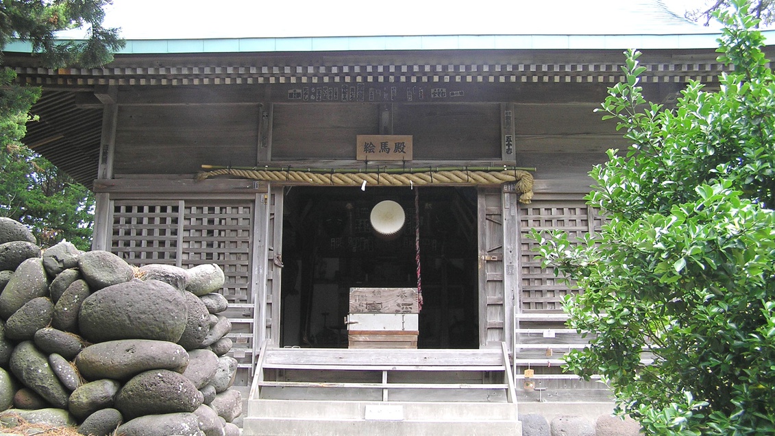 *大瀬神社／静岡県の指定有形文化財。絵馬や漁船の模型などが多数奉納されています。