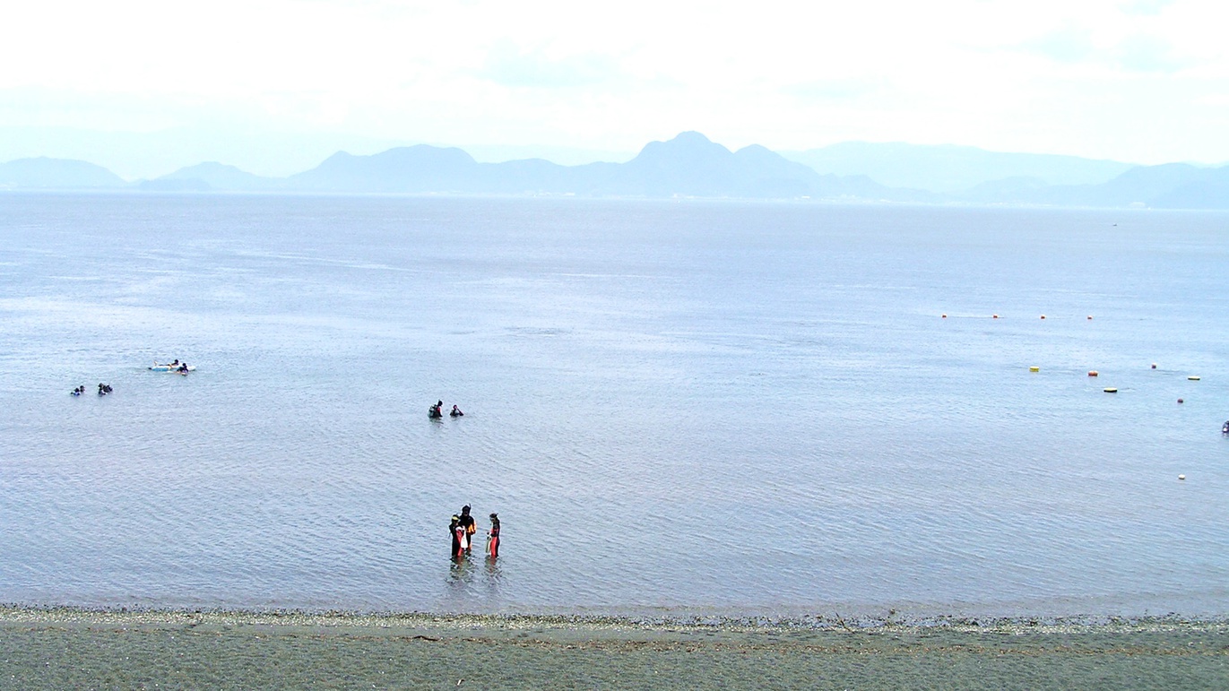 *大瀬崎海水浴場／ダイビングスポットとして有名な大瀬崎。目の前の浜からアプローチできます。