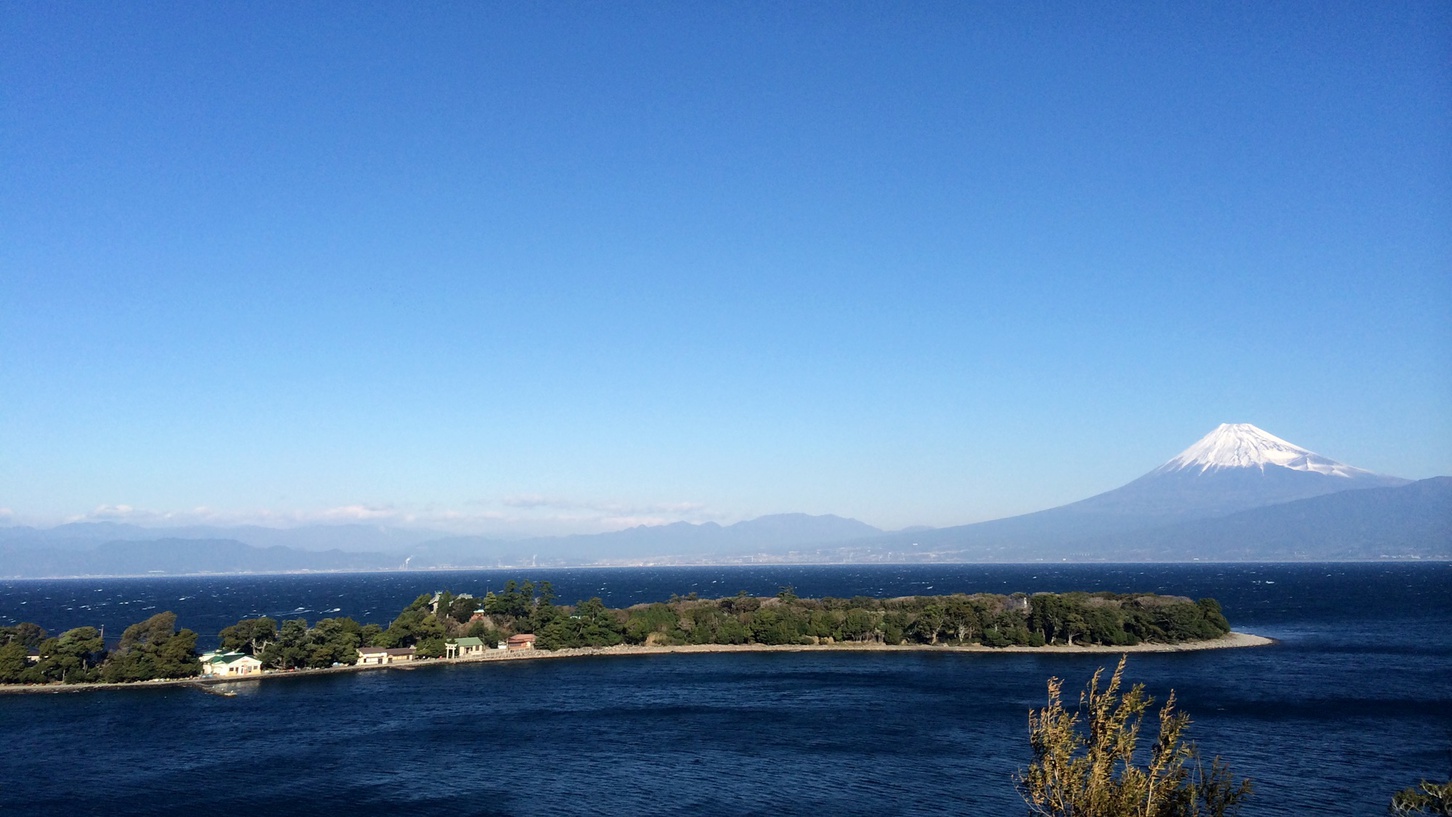 *大瀬崎からの絶景／青い空と雪化粧をした富士山の姿。この景色を見れたら良いことありそう！