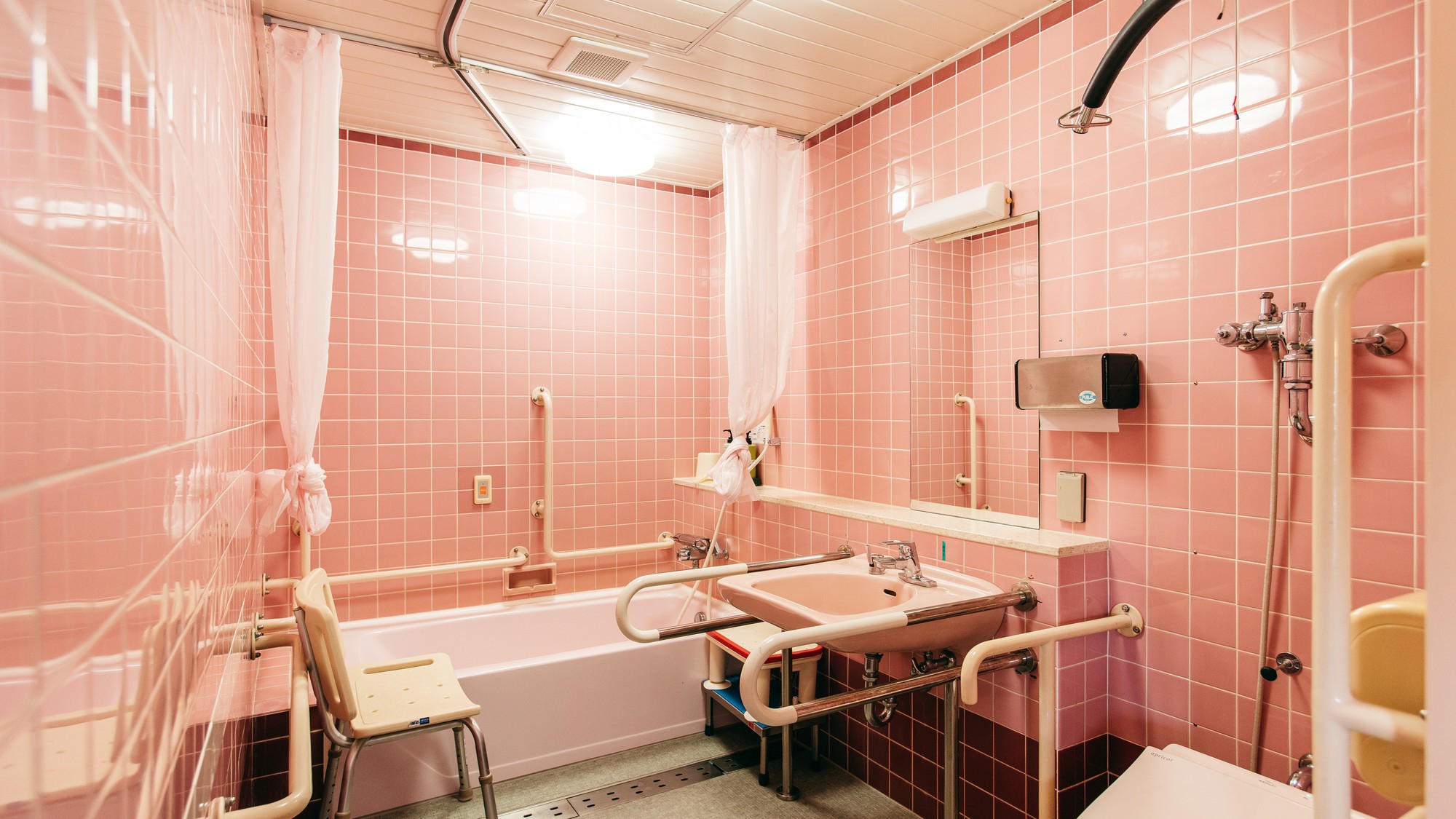 バリアフリー対応客室（バス付）浴室