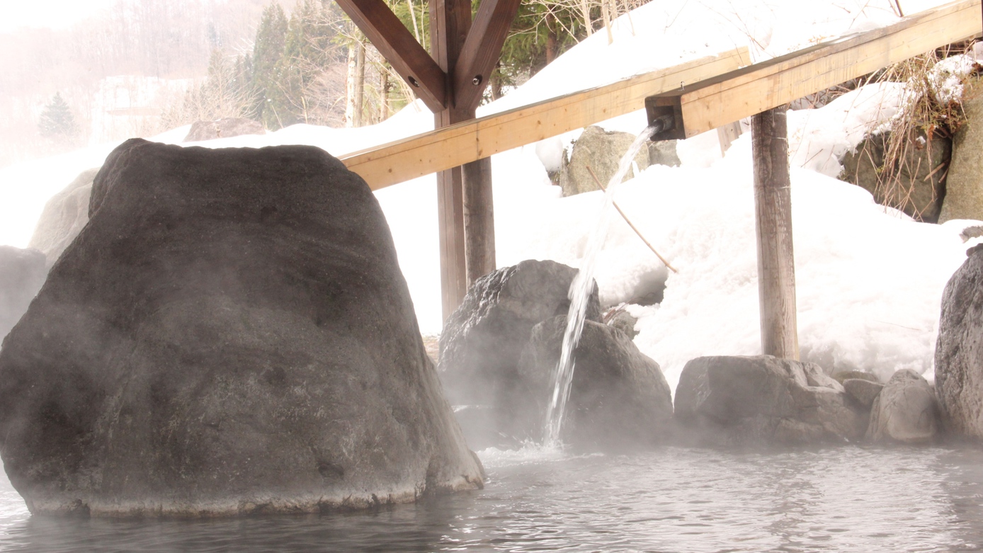 山吹の湯(貸切露天風呂)_雪と露天風呂の競演！