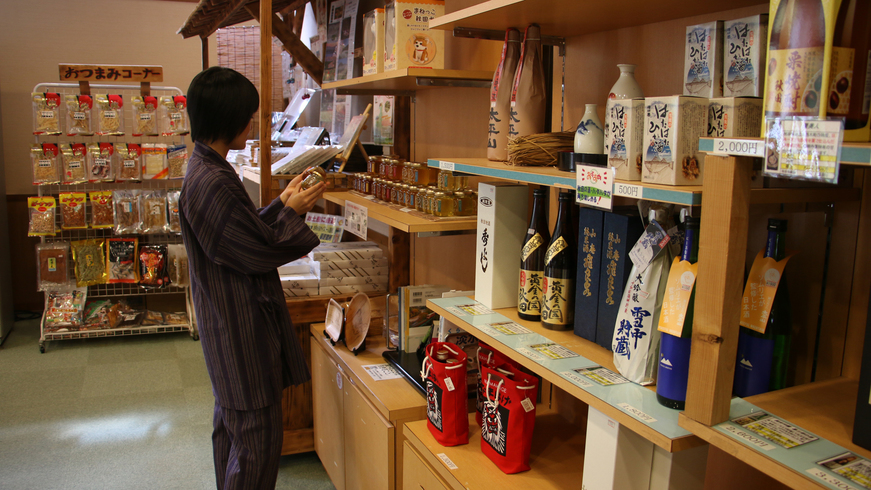 #館内酒処秋田の美味しい地酒や特産品が並ぶ売店もございます。