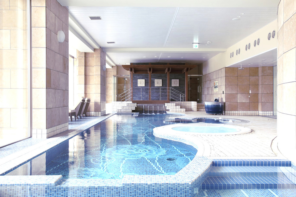 【レジデンス新館】天然温泉を贅沢に使用した屋内プール（アクアゾーン）