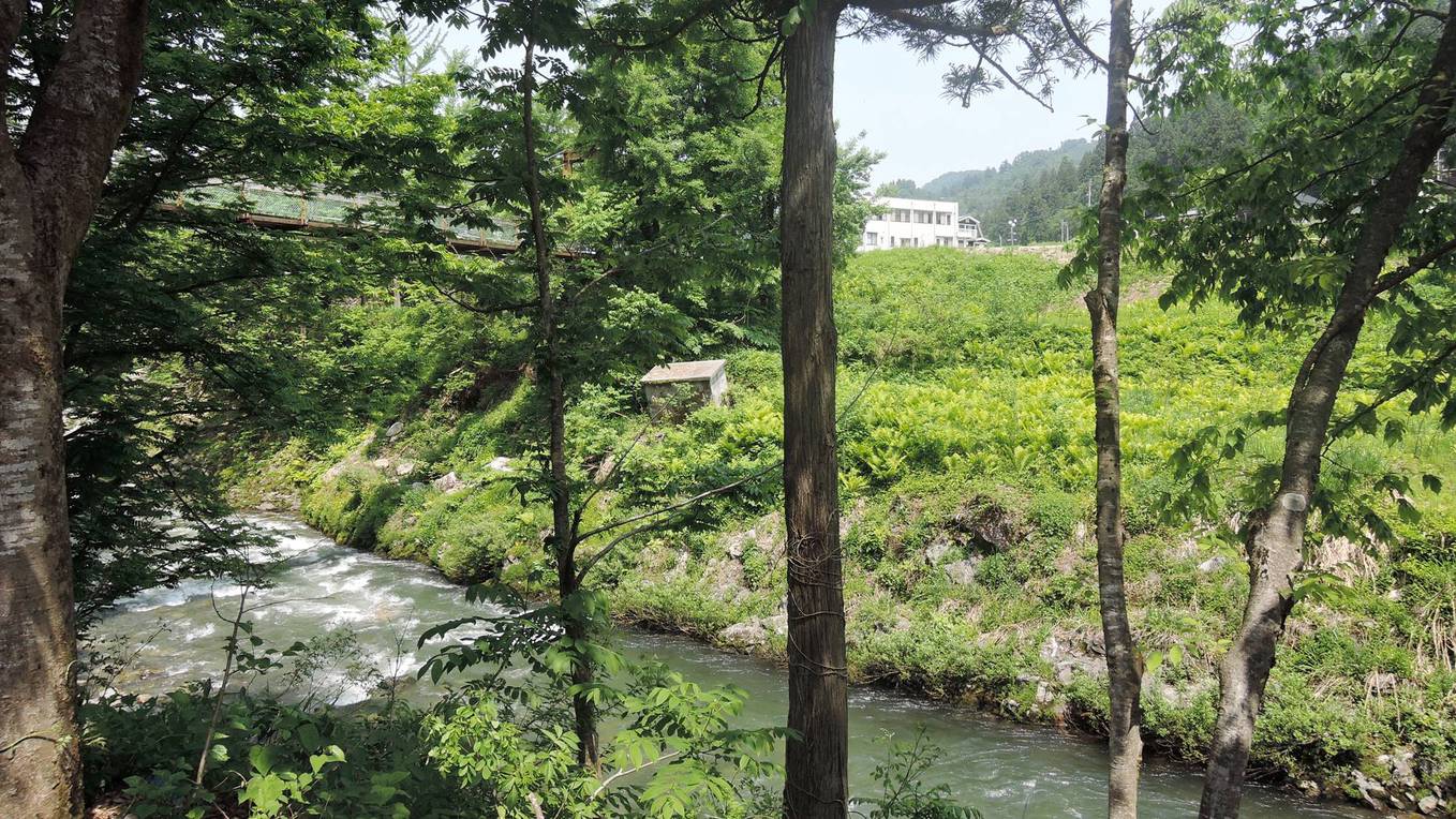 *露天風呂（10月末〜4月中旬休止）/山と川に囲まれた岩造りの温泉は野趣たっぷり♪