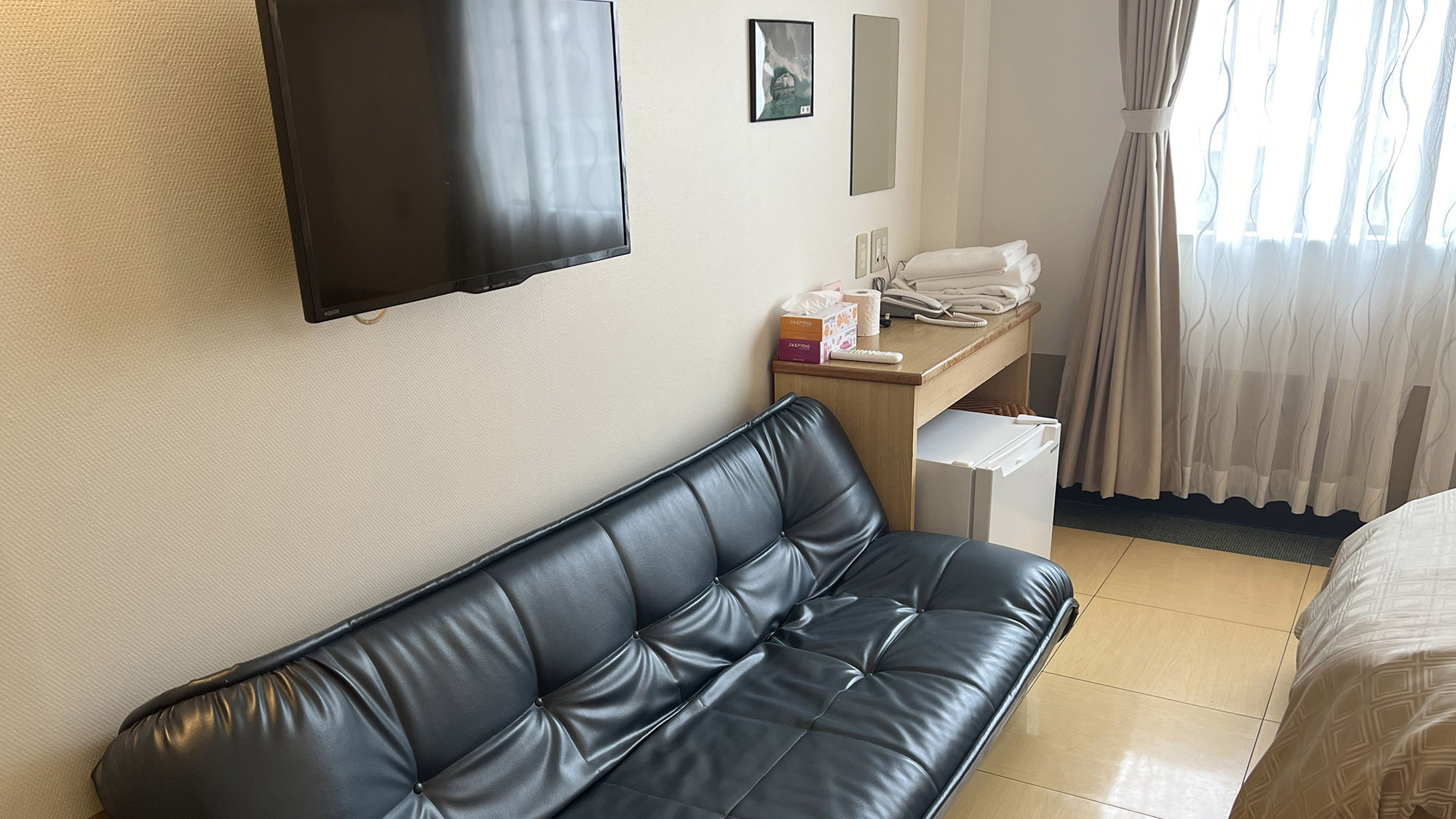 ・【ゆったりツイン】客室にはテレビ、机、冷蔵庫がございます