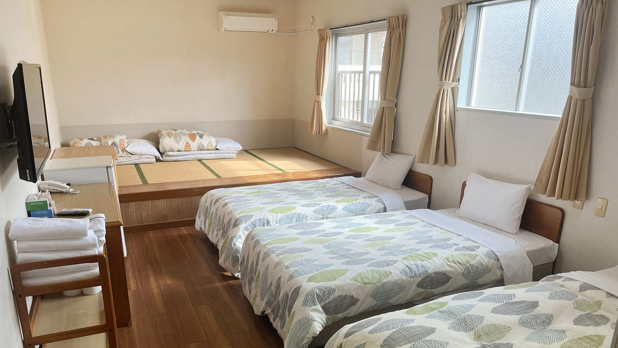 ・【和洋室(喫煙)】ベッド3台と布団3組で最大6名様までご宿泊可能。グループや家族旅行にぴったりです