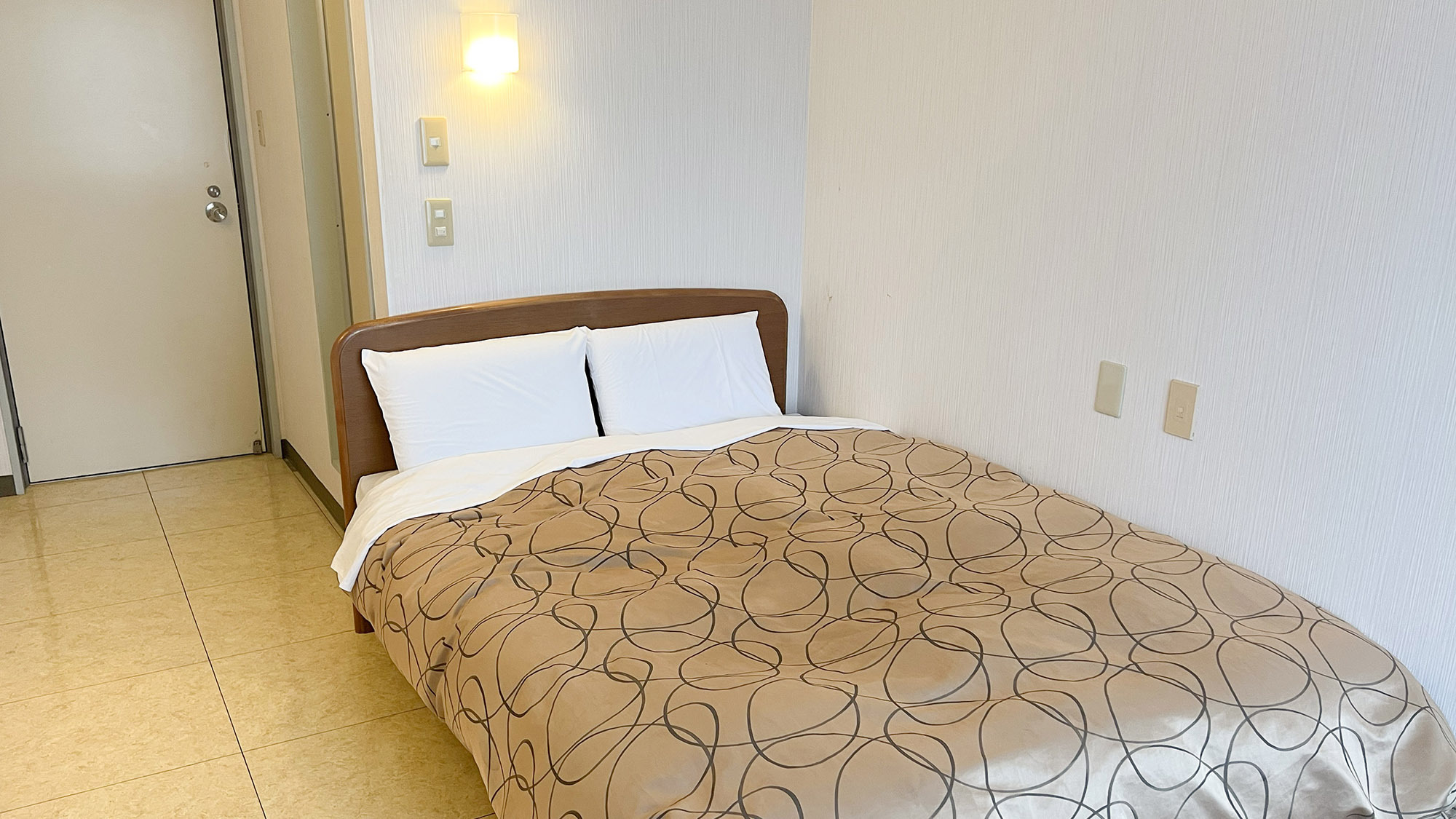 ・【ダブル】最大2名様までご宿泊可能。ゆったりとしたベッドでぐっすりとお休みください