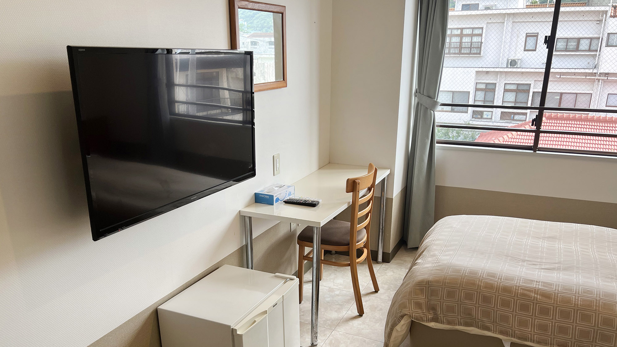 ・【ツイン】客室にはテレビ、冷蔵庫、机がございます